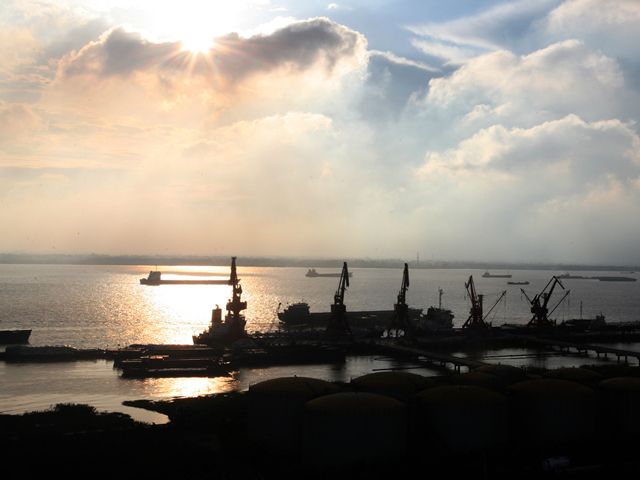 碼頭夜間作業鳥瞰圖